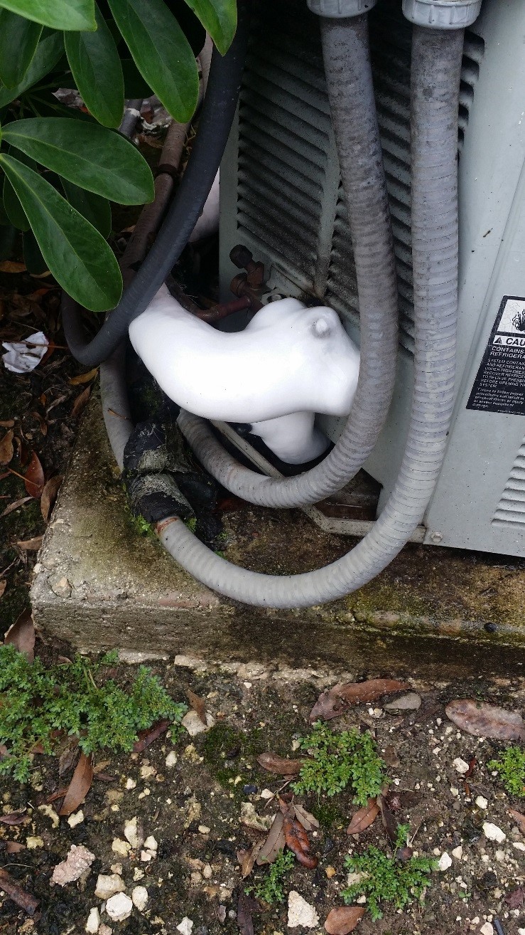 How can I fix an air conditioner's frozen pipe?